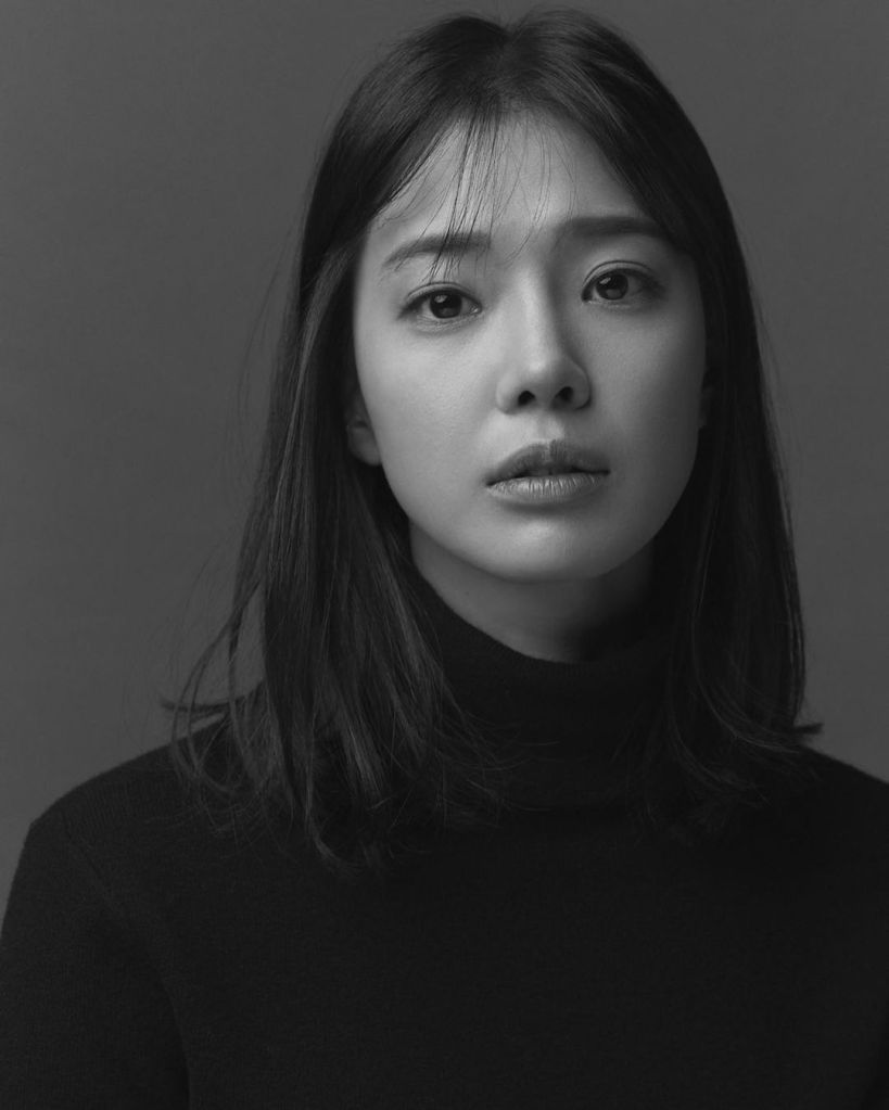 Polis memuru ve Joon Mo"nun eşi olan Yoo Eui Jung karakterini canlandırıyor