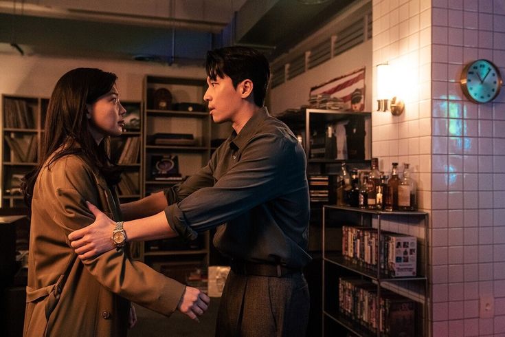 Gi Cheul, polis olan sevgilisini arkadaşlarının yanına götürüyor ve baskının ortasında kalıyorlar